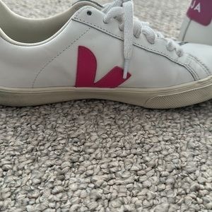 Women’s Veja sneaker size 5